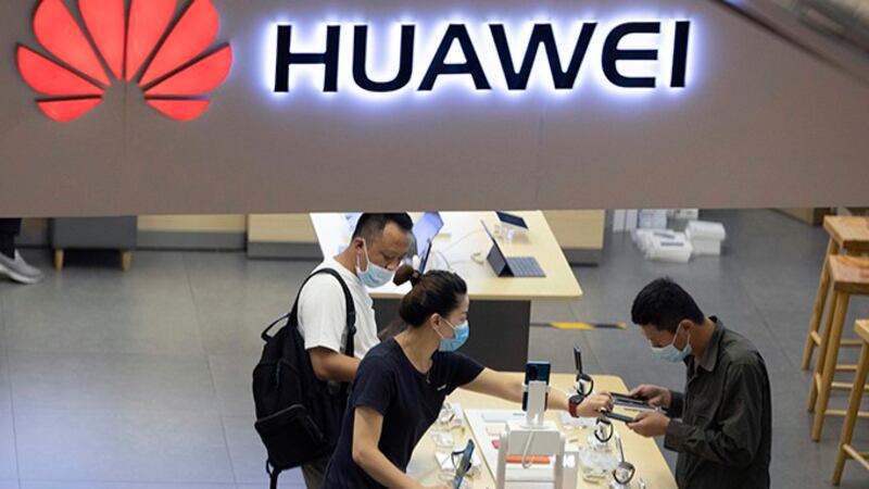 中国华为公司设在北京的一家商店正在销售手机产品(美联社)
