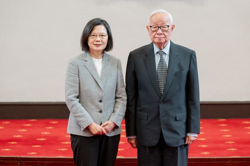 台湾的总统蔡英文交付台积电创办人张忠谋四项任务。(台湾的总统府提供)